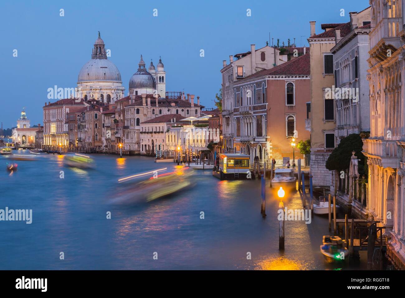 Grand Canal mit leichten Spuren von Wasser Taxis, vaporettos in Bewegung plus Renaissance Baustil Schlossanlage und Stockfoto