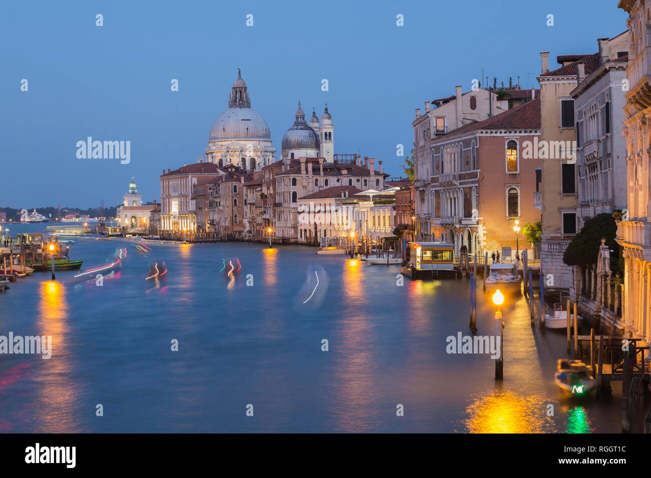 Grand Canal mit leichten Spuren von Wasser Taxis, vaporettos in Bewegung plus Renaissance Baustil Schlossanlage und Stockfoto
