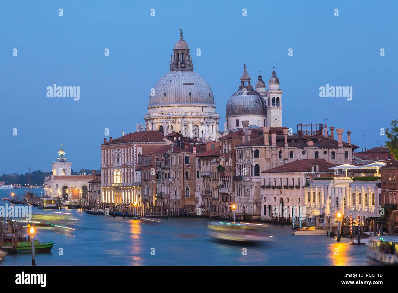 Grand Canal mit leichten Spuren von Wasser Taxis, vaporettos in Bewegung plus Renaissance Baustil Schlossanlage und Stockfoto