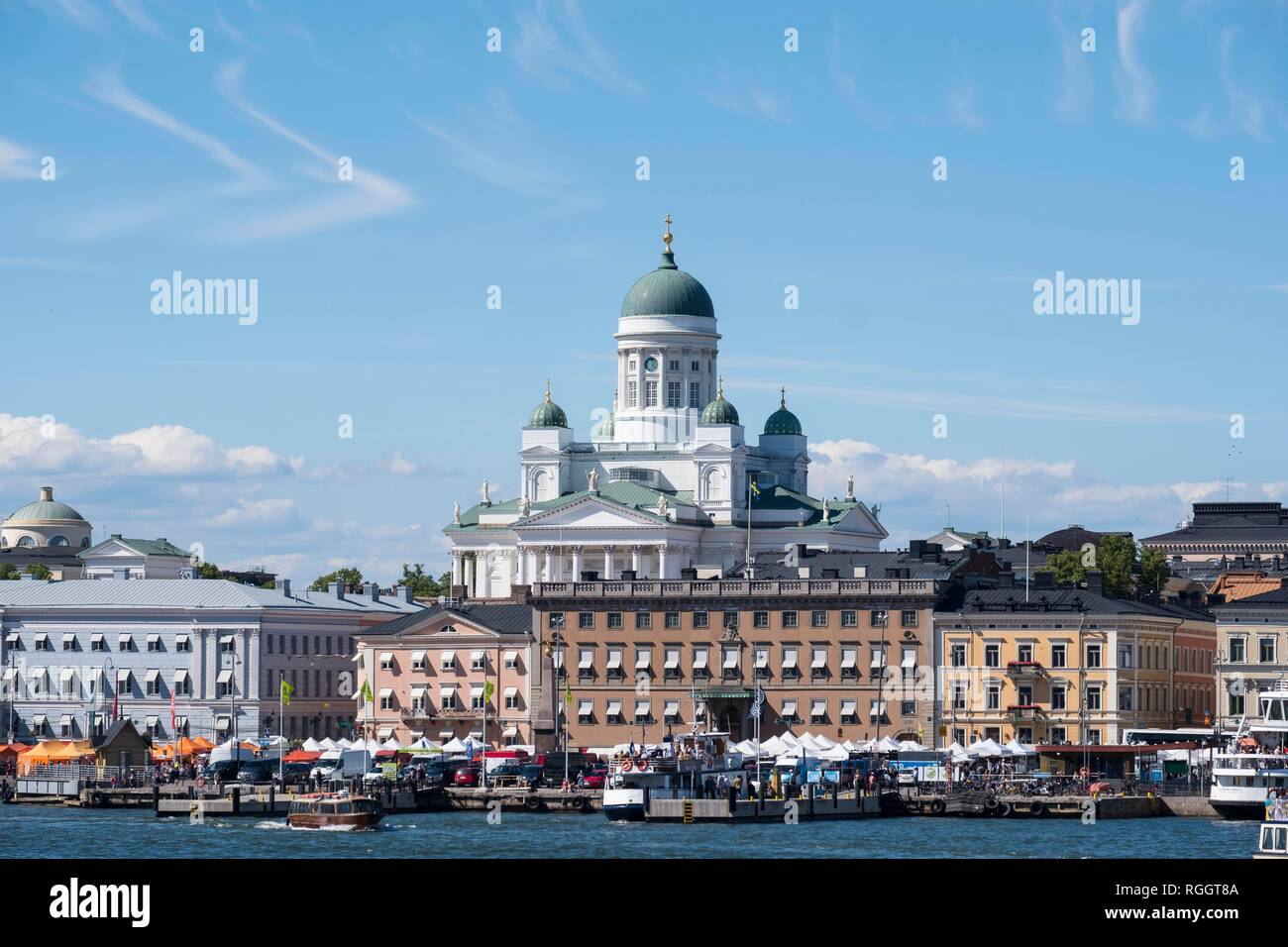 Kathedrale von Helsinki hinter den Häusern am Hafen, Katajanokka, Helsinki, Finnland Stockfoto