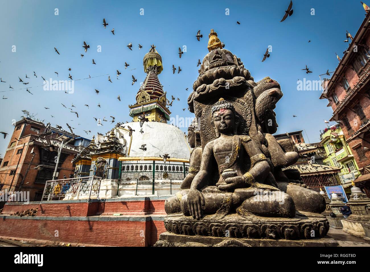 Kathesimbhu Stupa, Buddha Statue, Tauben, Kathmandu, Nepal Stockfoto