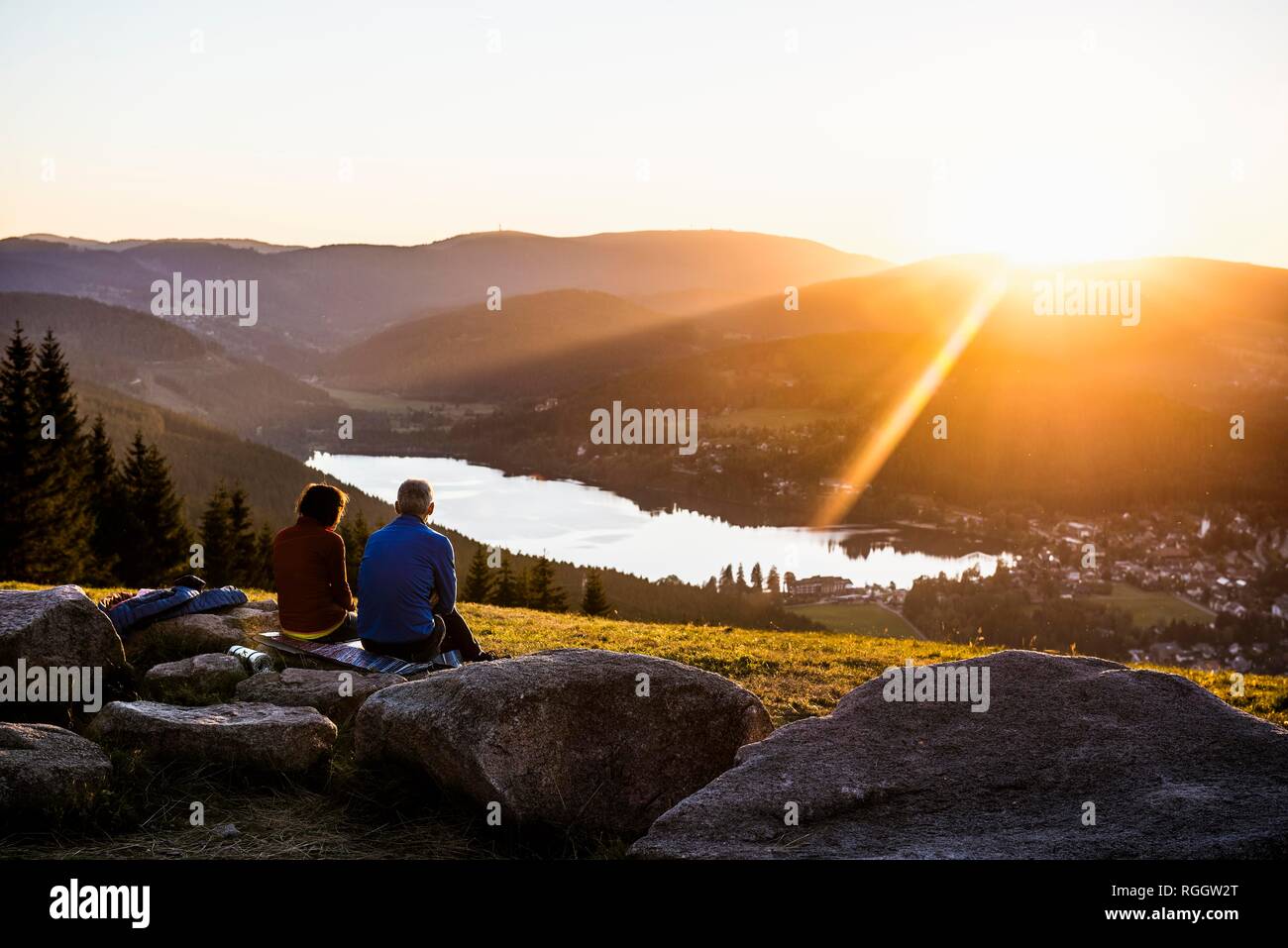 Ältere Ehepaar am Hochfirst mit Blick auf den Titisee und Feldberg bei Sonnenuntergang, in der Nähe von Neustadt, Schwarzwald, Baden-Württemberg, Deutschland Stockfoto