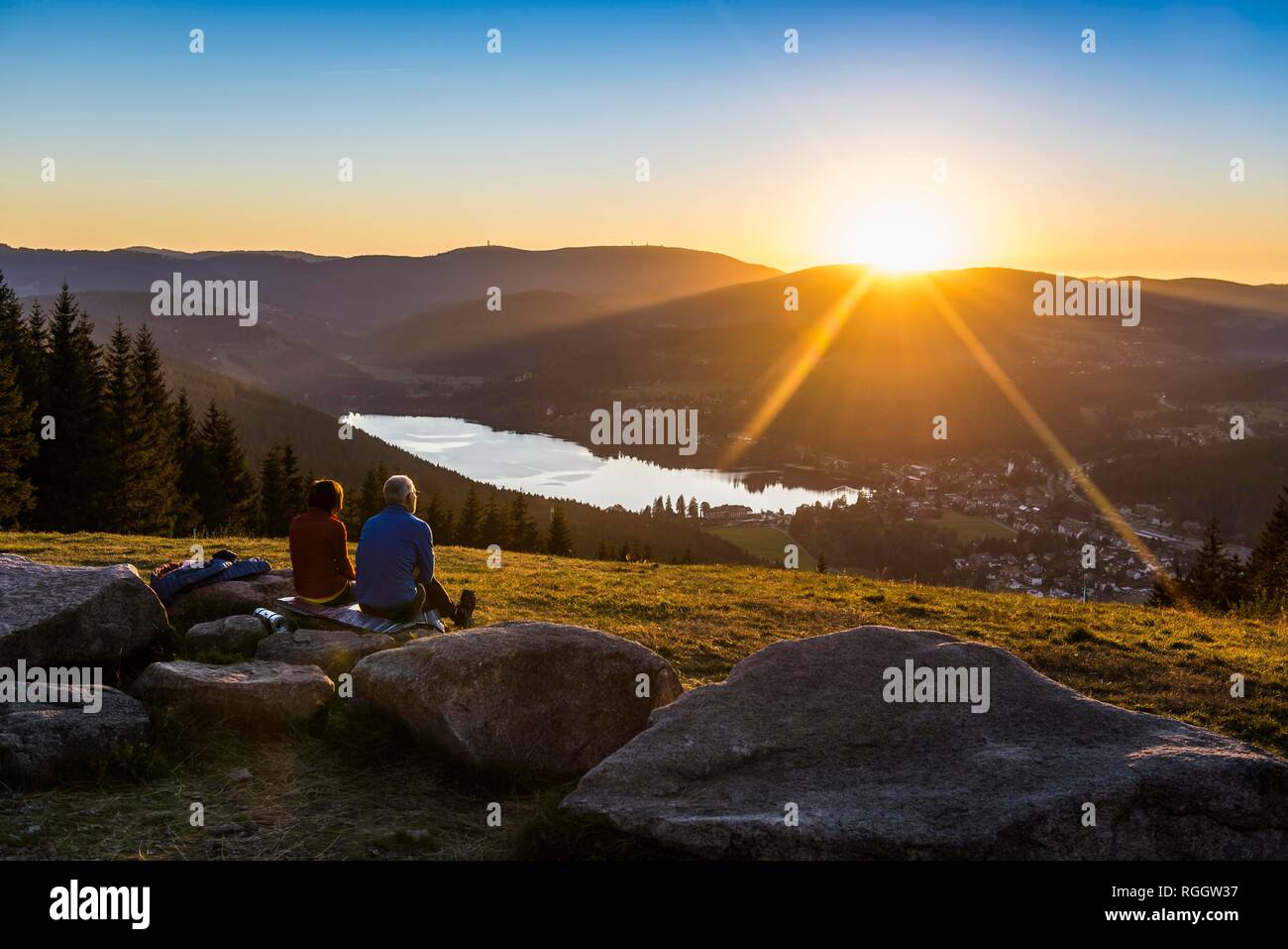 Ältere Ehepaar am Hochfirst mit Blick auf den Titisee und Feldberg bei Sonnenuntergang, in der Nähe von Neustadt, Schwarzwald, Baden-Württemberg, Deutschland Stockfoto
