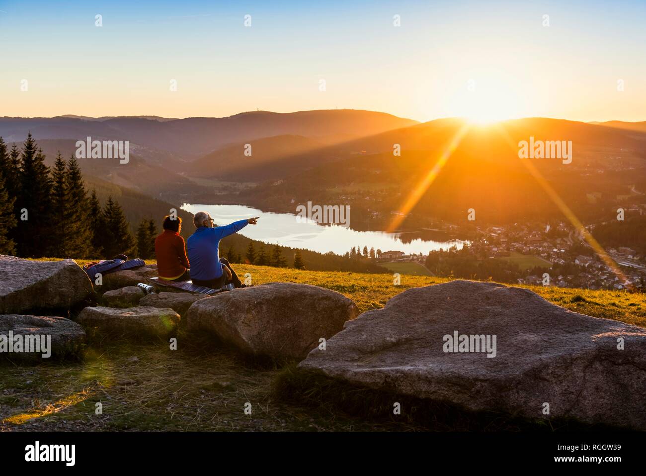 Ältere Ehepaar am Hochfirst mit Blick auf den Titisee und Feldberg bei Sonnenuntergang, in der Nähe von Neustadt, Schwarzwald, Baden-Württemberg, Deutschland Stockfoto