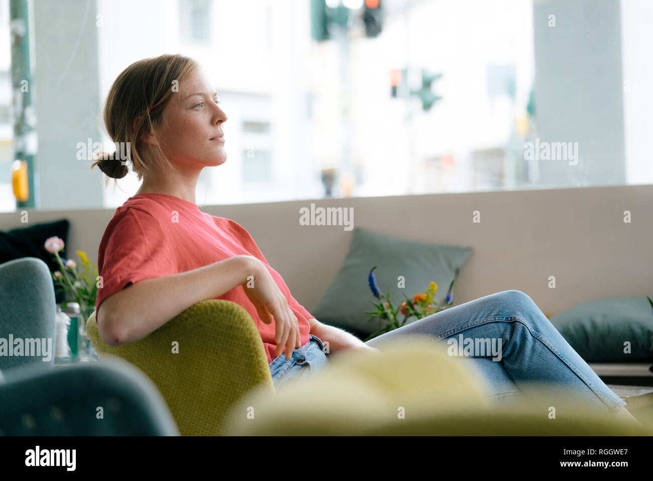 Junge Frau sitzt in einem café Stockfoto