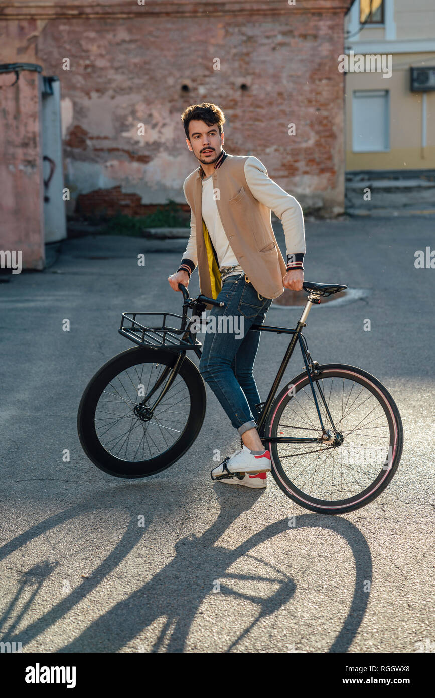 Junger Mann mit Pendler fixie Bike auf einem Hinterhof in der Stadt Stockfoto