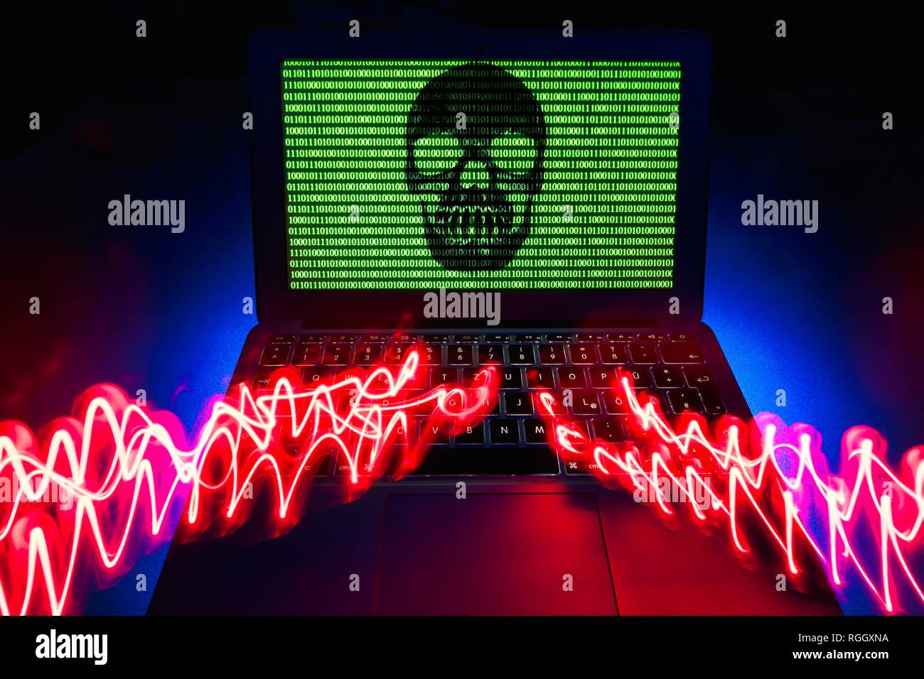 Laptop mit totenkopf und gekreuzten knochen und binäre Zahlen auf dem Bildschirm, das Symbol Bild malware, Virus Alarm, Computerkriminalität Stockfoto