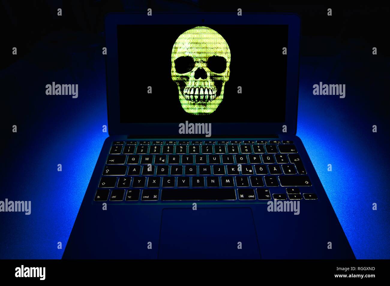 Laptop mit totenkopf und gekreuzten Knochen auf dem Bildschirm, das Symbol Bild malware, Virus Alarm, Computerkriminalität, Datenschutz Stockfoto