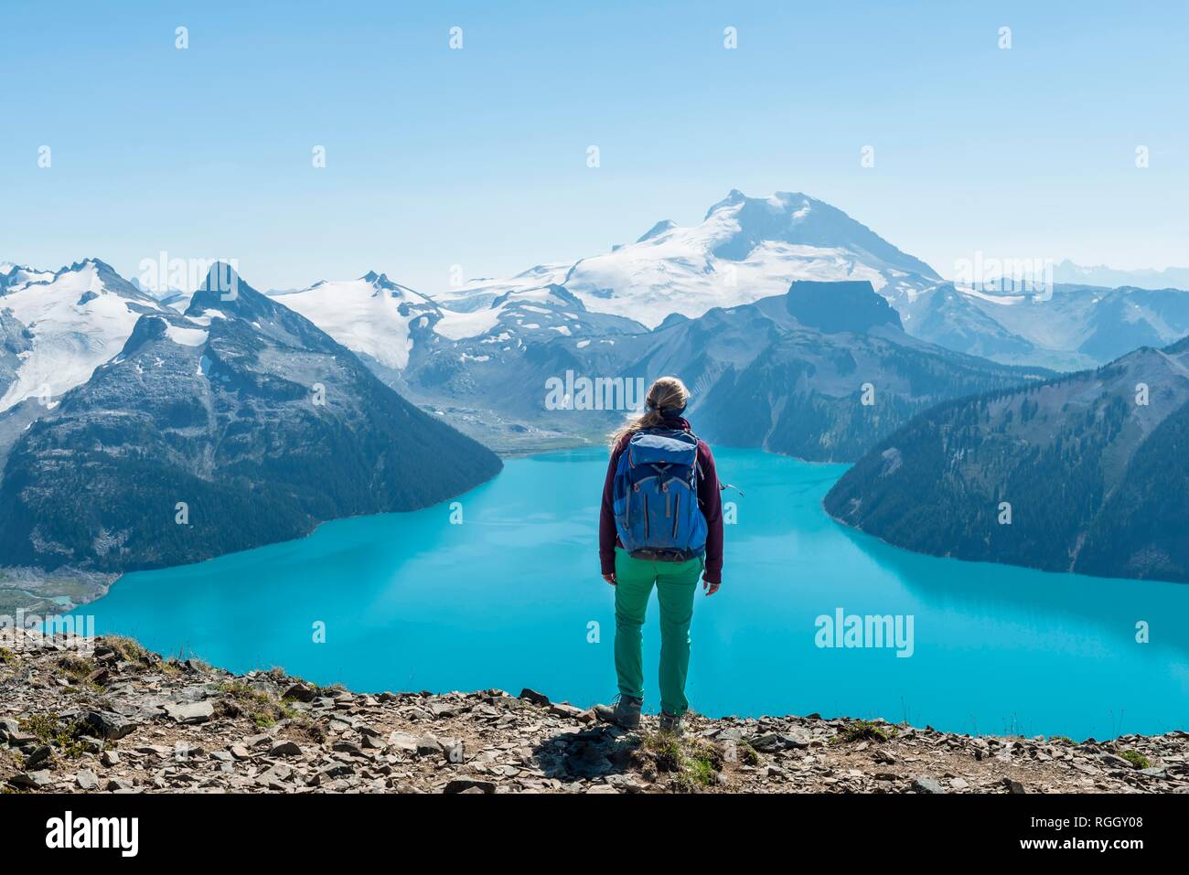 Blick vom Panorama Ridge Wanderweg, Wandern auf einem Felsen, Garibaldi Lake, Türkische Gletschersee, Guard Berg und Täuschung Peak Stockfoto