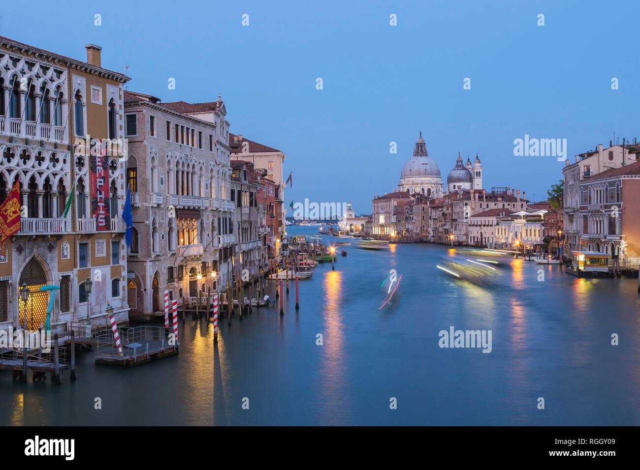 Grand Canal mit leichten Spuren von Wasser Taxis, vaporettos in Bewegung plus architektonischen Stil der Renaissance palace Gebäude in Stockfoto