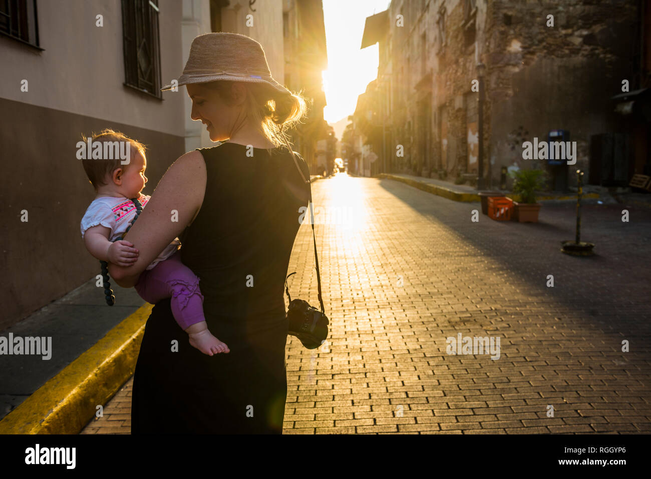 Panama, Mutter und Baby Mädchen besuchen Panama City bei Sonnenuntergang Stockfoto