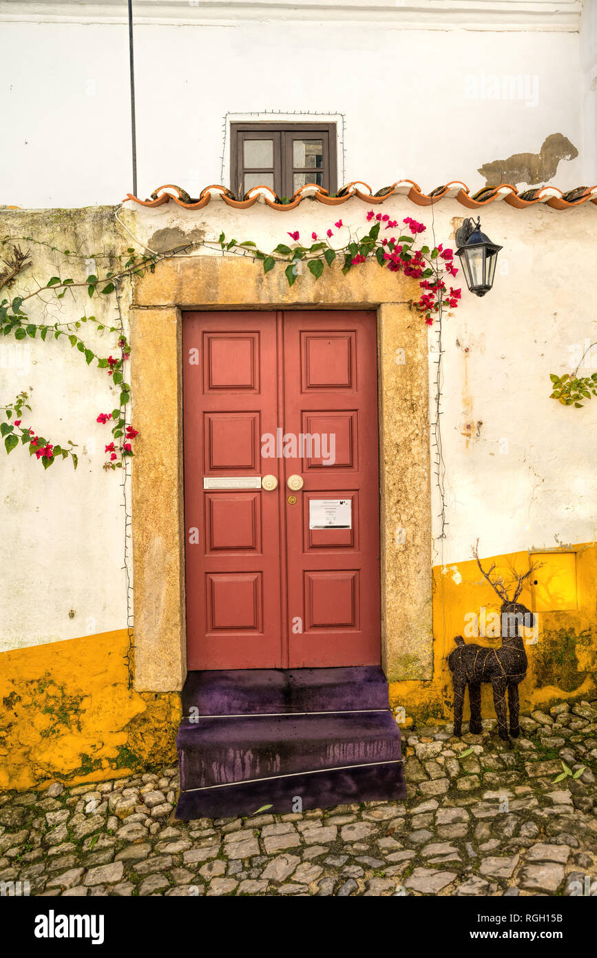 Bunte Straße im mittelalterlichen Dorf Obidos, Portugal Stockfoto