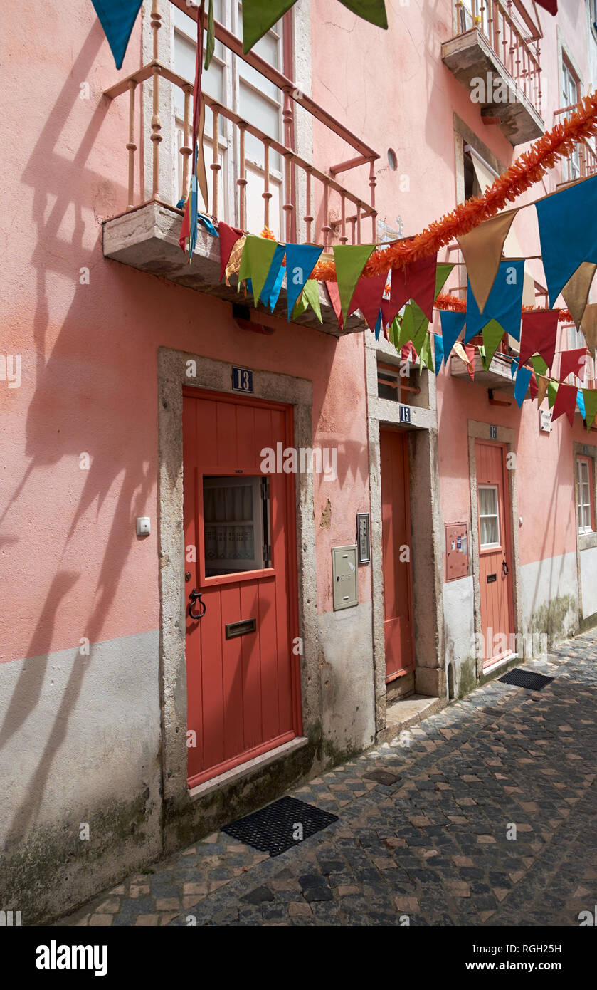 Buntes Haus im Stadtteil Alfama von Lissabon, Portugal. Stockfoto