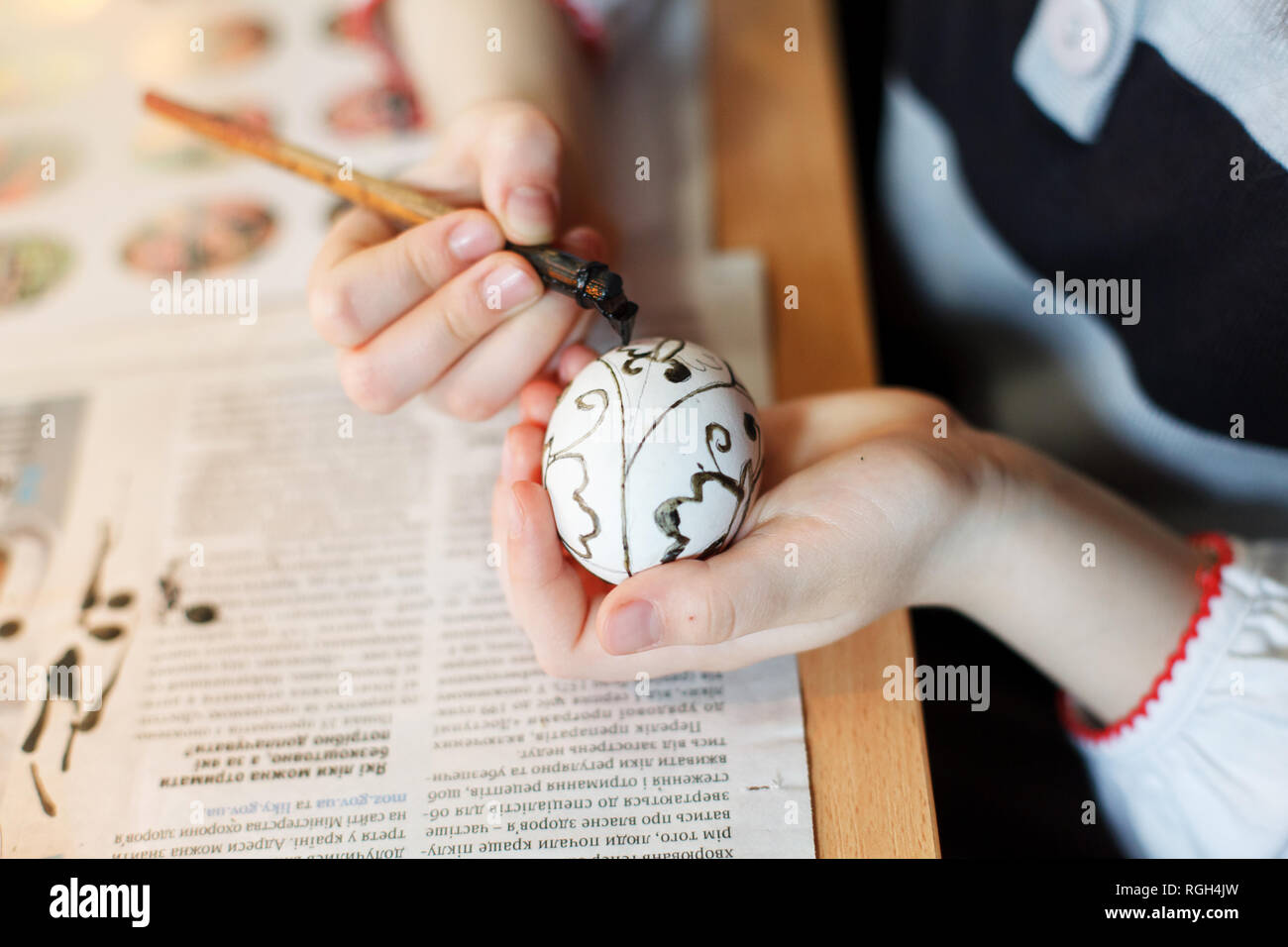 Lemberg, Ukraine - 11. März 2018. Ukrainische Ostereier malen Workshop. Traditionell vor Ostern seit Jahrhunderten Ukrainischen bemalte Eier. Stockfoto