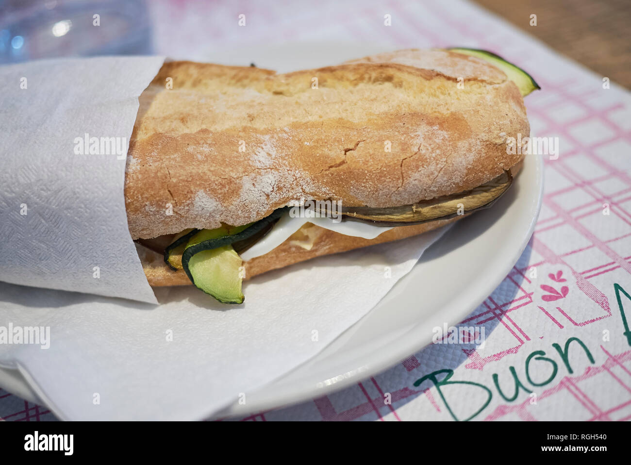 Sandwich mit gegrilltem Gemüse und Mozzarella Stockfoto