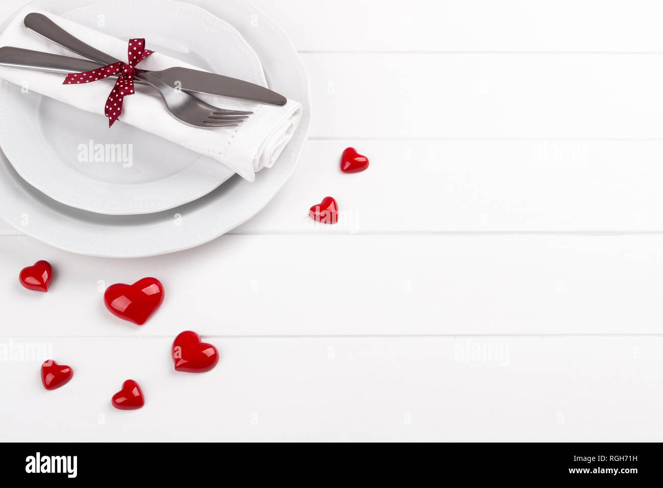 Romantische Tischdekoration auf weißer Holztisch. Valentinstag Kartenvorlage Stockfoto