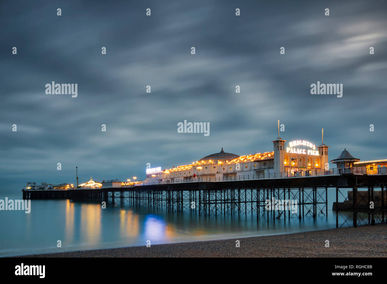 Die Palace Pier in Brighton während der Dämmerung gefangen. Stockfoto