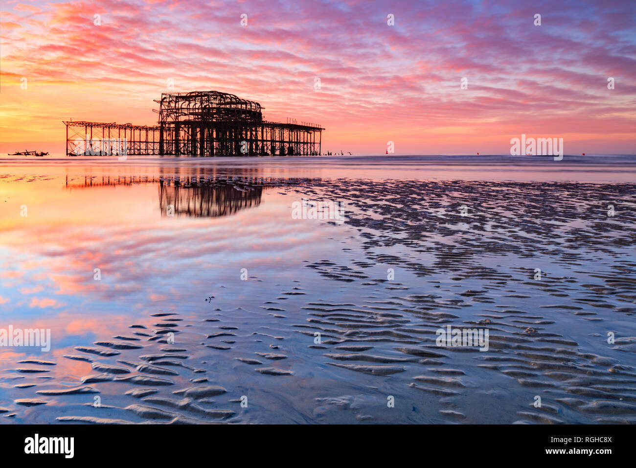 Die Reste von Brightons West Pier bei Sonnenaufgang eingefangen. Stockfoto