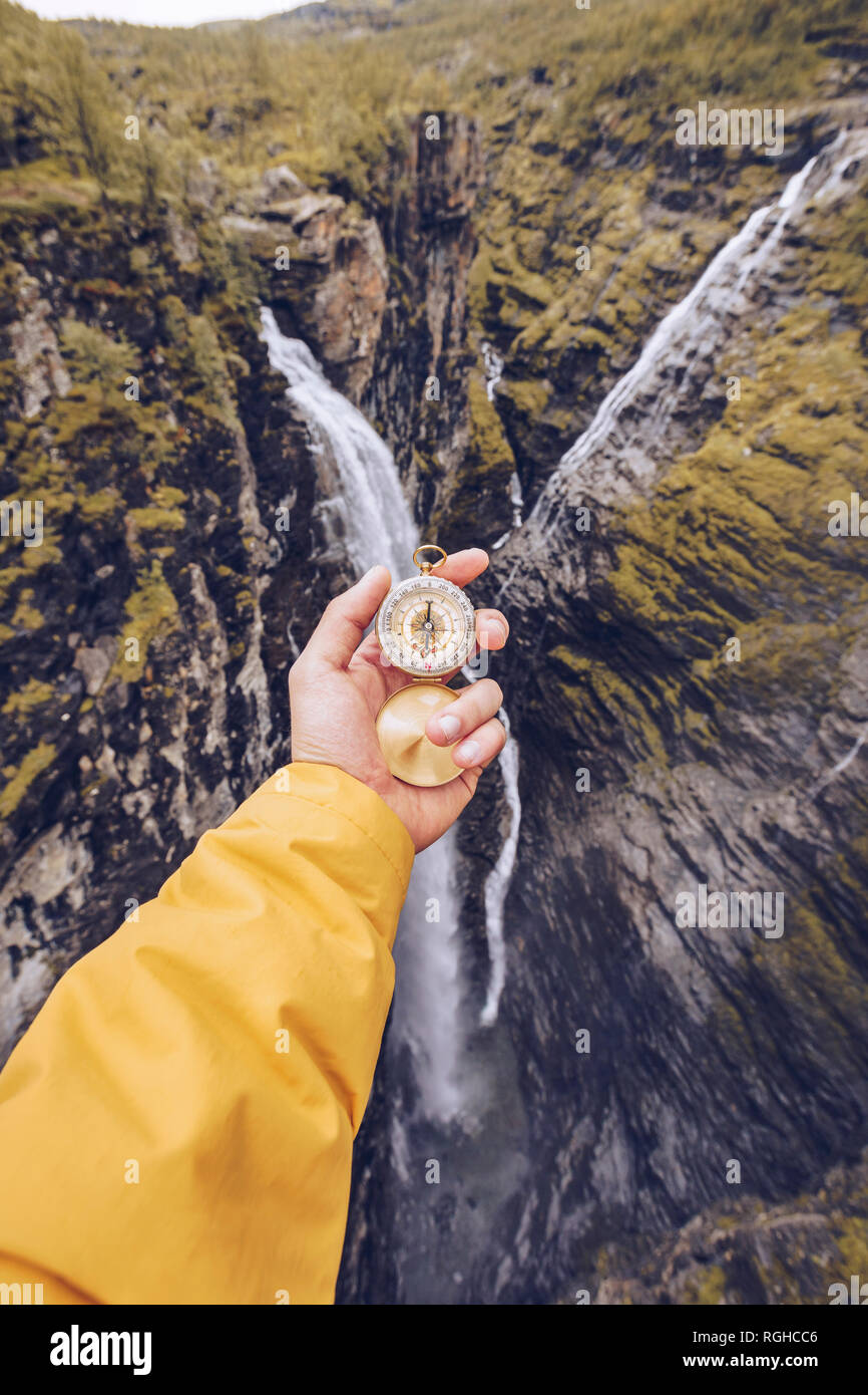 Hand mit Kompass in Norwegen Stockfoto