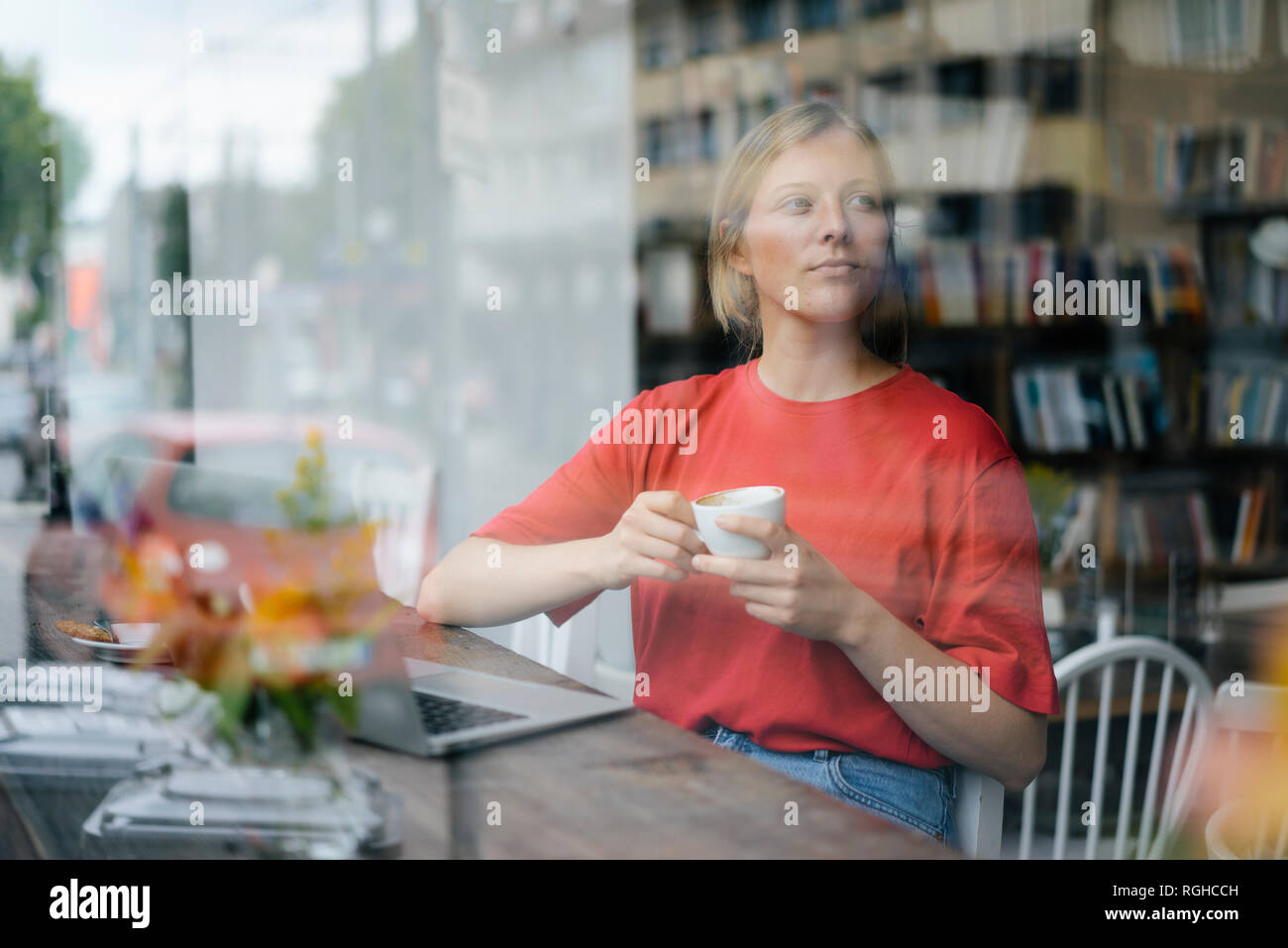 Junge Frau mit Laptop und eine Tasse Kaffee in einem Cafe Stockfoto