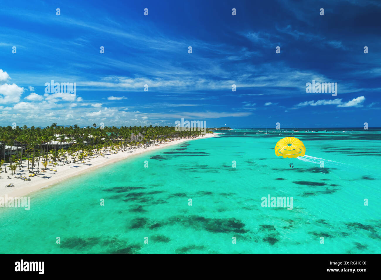 Tropischer Urlaub in Punta Cana, Dominikanische Republik. Luftaufnahme über  Beach Resort. Parasailing. Sonnenbaden Stockfotografie - Alamy