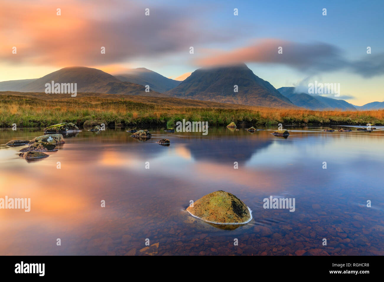 Der Fluss Etive auf Rannoch Moor in Schottland bei Sonnenuntergang erfasst Stockfoto