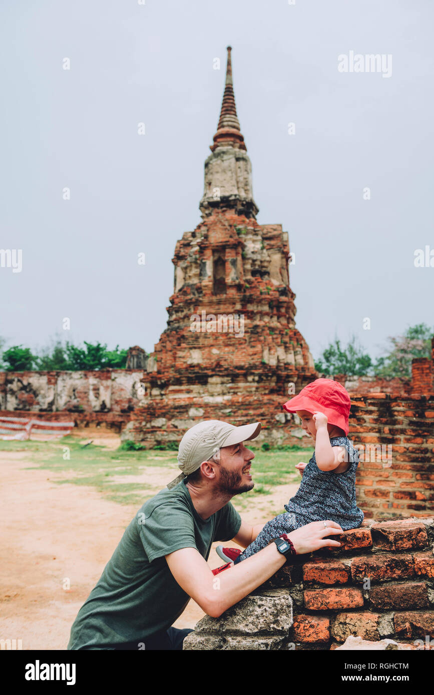 Thailand, Ayutthaya, Vater und Baby Mädchen in den antiken Ruinen von Wat Mahathat Tempel Stockfoto
