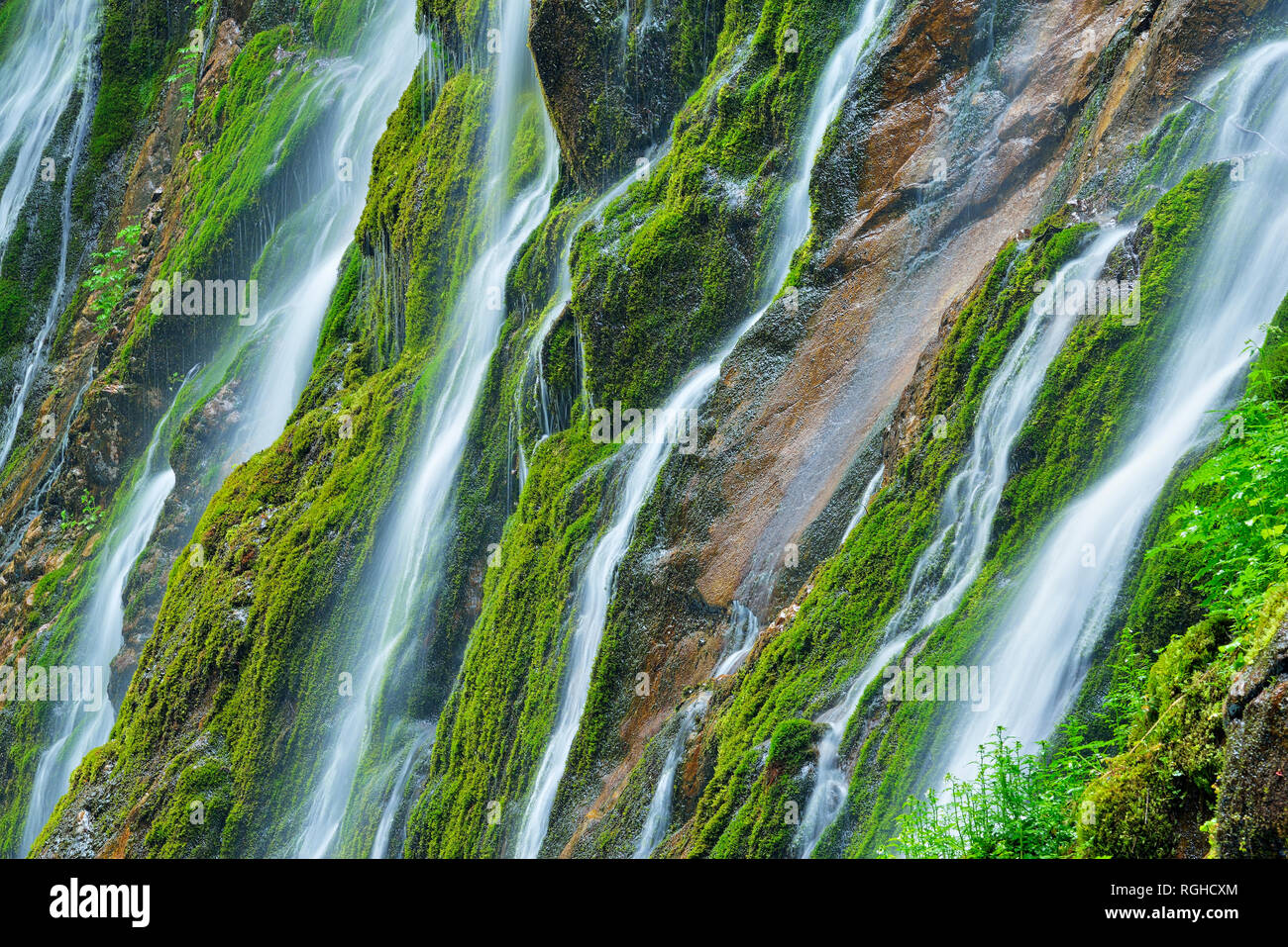 Wasserkaskaden an den Klippen der berühmten wimbachklamm, Nationalpark Berchtesgaden, Bayern, Deutschland Stockfoto