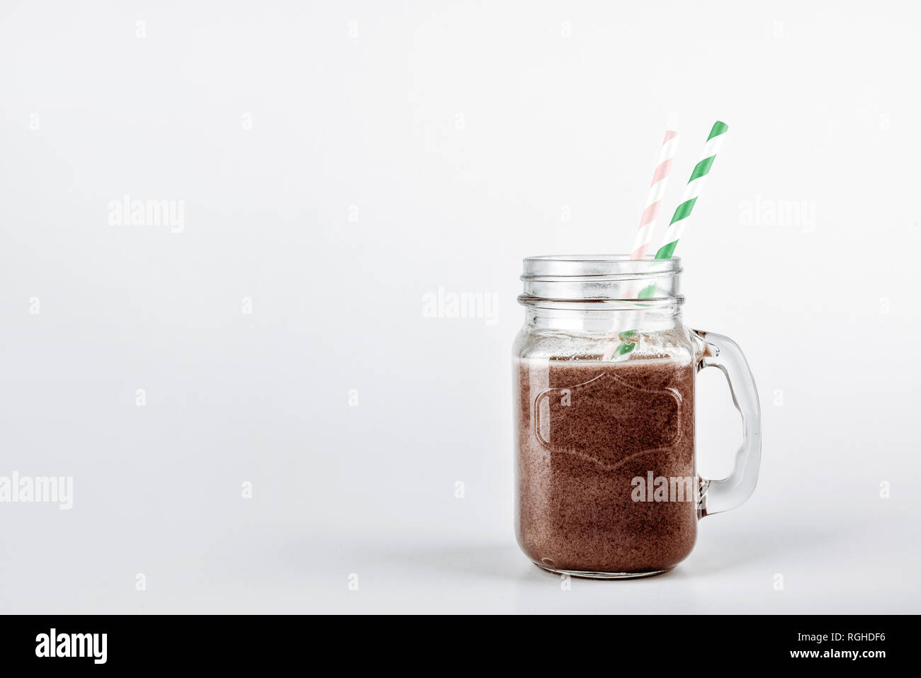 Kalte Schokolade Milchshake in einem Glas mit Strohhalm Stockfoto