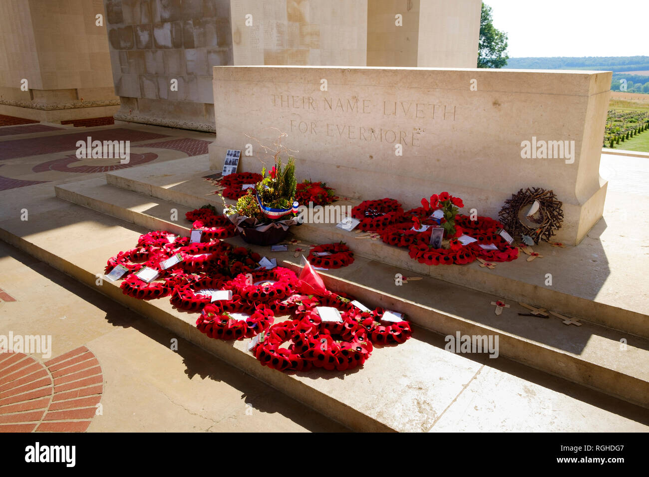 Der Stein der Erinnerung an die Thiepval Gedenkstätte graviert Ihr Name lebt von Ewigkeit zu Ewigkeit - Das Denkmal für die Soldaten und Offiziere engagierten fehlt Stockfoto