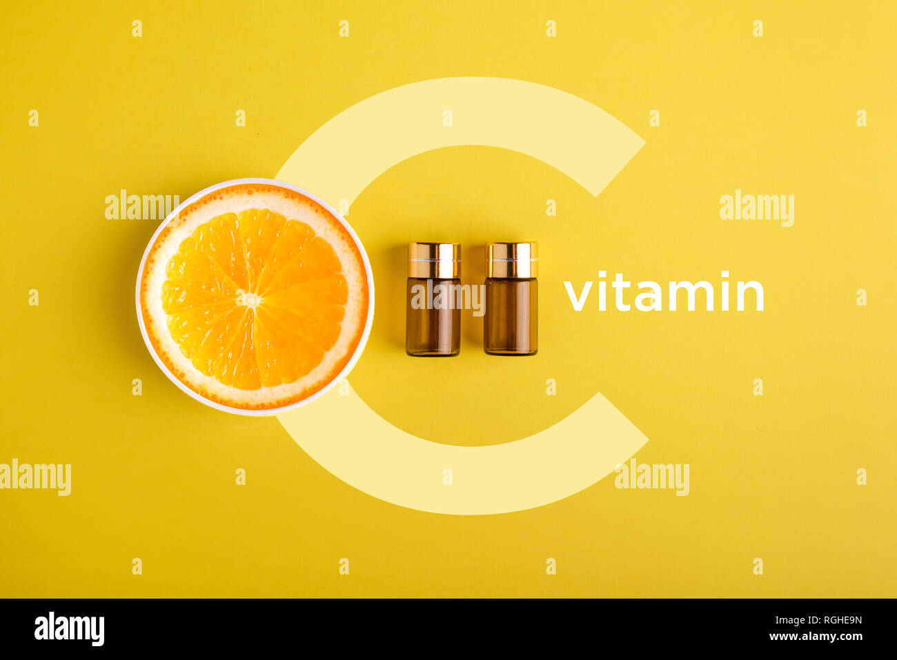 Serum und Kosmetik mit Vitamin C. Ätherische Öle aus Zitrusfrüchten. Stockfoto