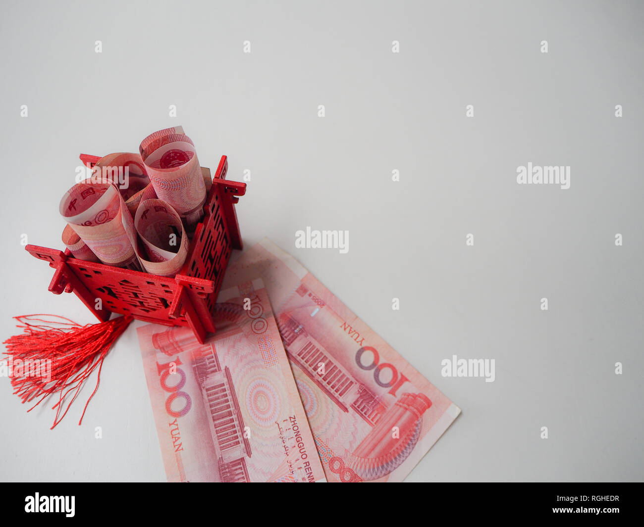 Miniatur Chinesischer Pavillon im hellen Rot stehend auf mit Chinesischen 100 Renminbi Banknoten befüllt und Stockfoto