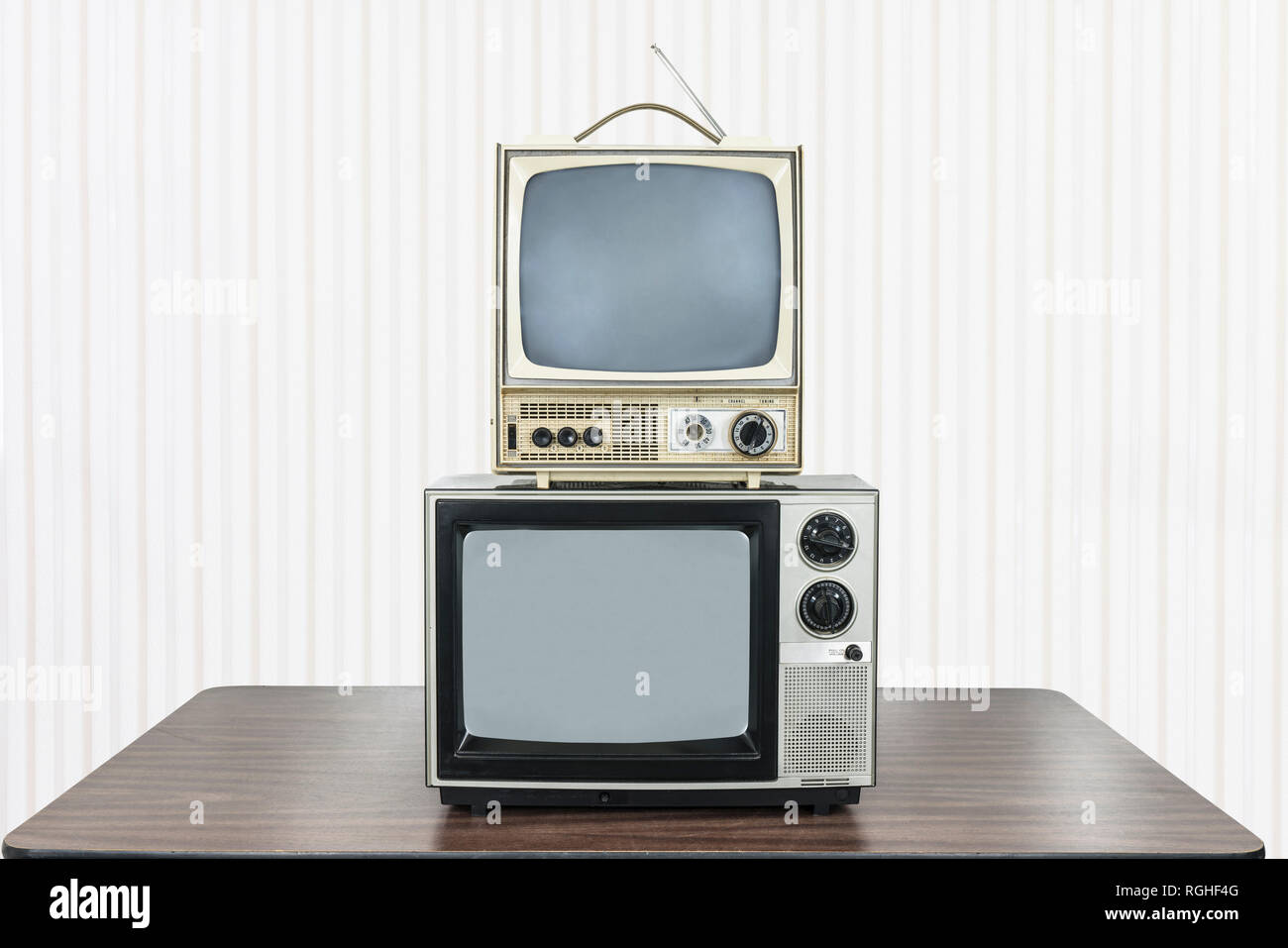 Zwei vintage Fernsehen auf alten Tisch gestapelt. Stockfoto