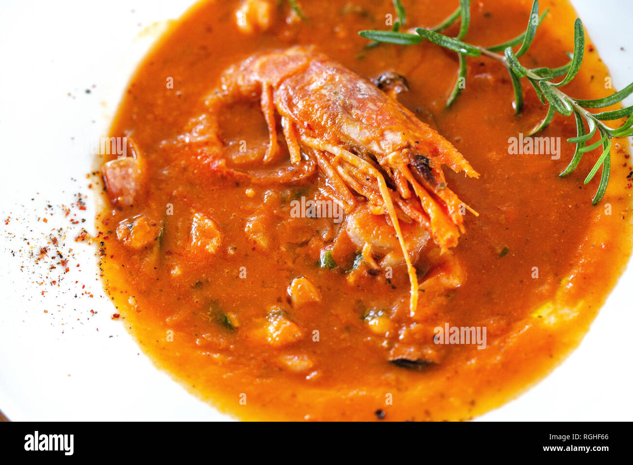 Traditionelle mediterrane Suppe Fisch und Meeresfrüchte buyabess mit Rosmarin und Zitrone in eine weiße Platte, Ansicht von oben Stockfoto