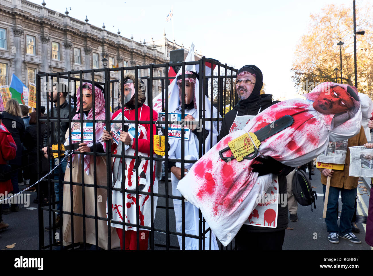 Folgende Tötung wir Saudi journalist Jamal Khashoggi in der Türkei, Demonstranten kamen als Saudische Beamte, einschließlich Saudi Kronprinzen Mohammad Bin Salman, innen eine gefälschte Gefängniszelle gekleidet. Stockfoto