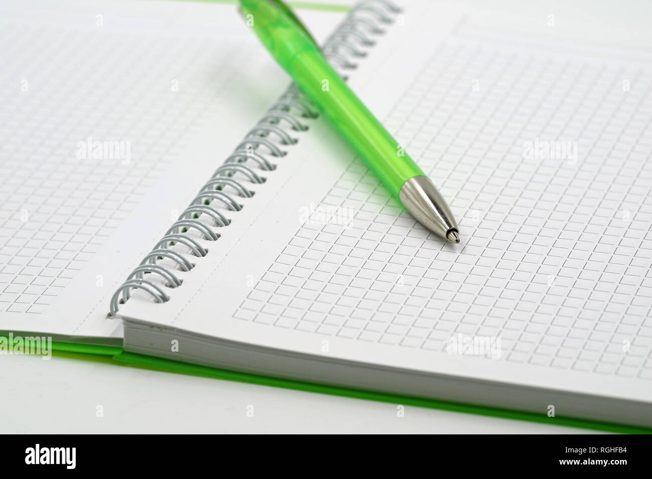 Grüne Spirale Notebook mit Fokus auf Kugelschreiber und Kopie Raum Stockfoto