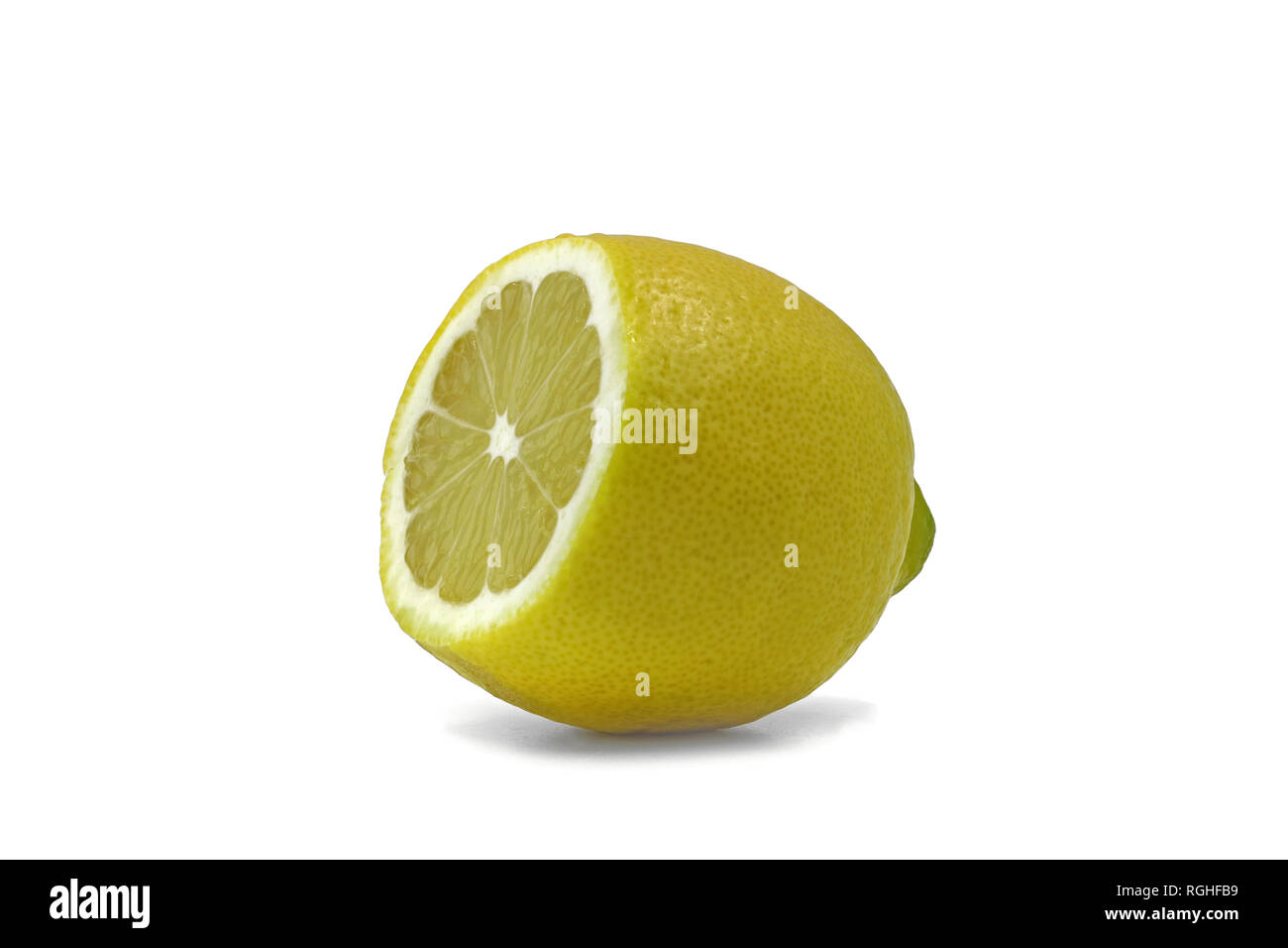 In Scheiben geschnittene frische Zitrone Obst auf weißem Hintergrund Stockfoto