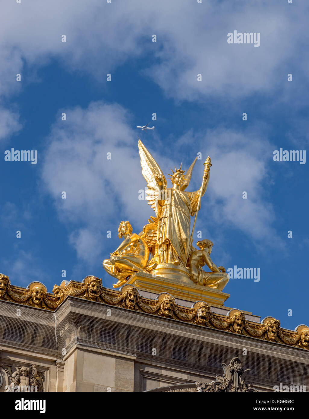 Flugzeug und die Statue von Opera Garnier in Paris. Stockfoto