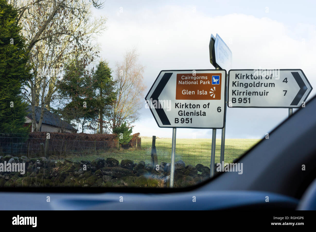 Ländliche schottischen Straßenschilder für Kirriemuir, kirkton von Kingoldrum, kirkton von Glenisla, Cairngorms Glen Isla, Lintrathen & Alyth. Schottland, Großbritannien Stockfoto