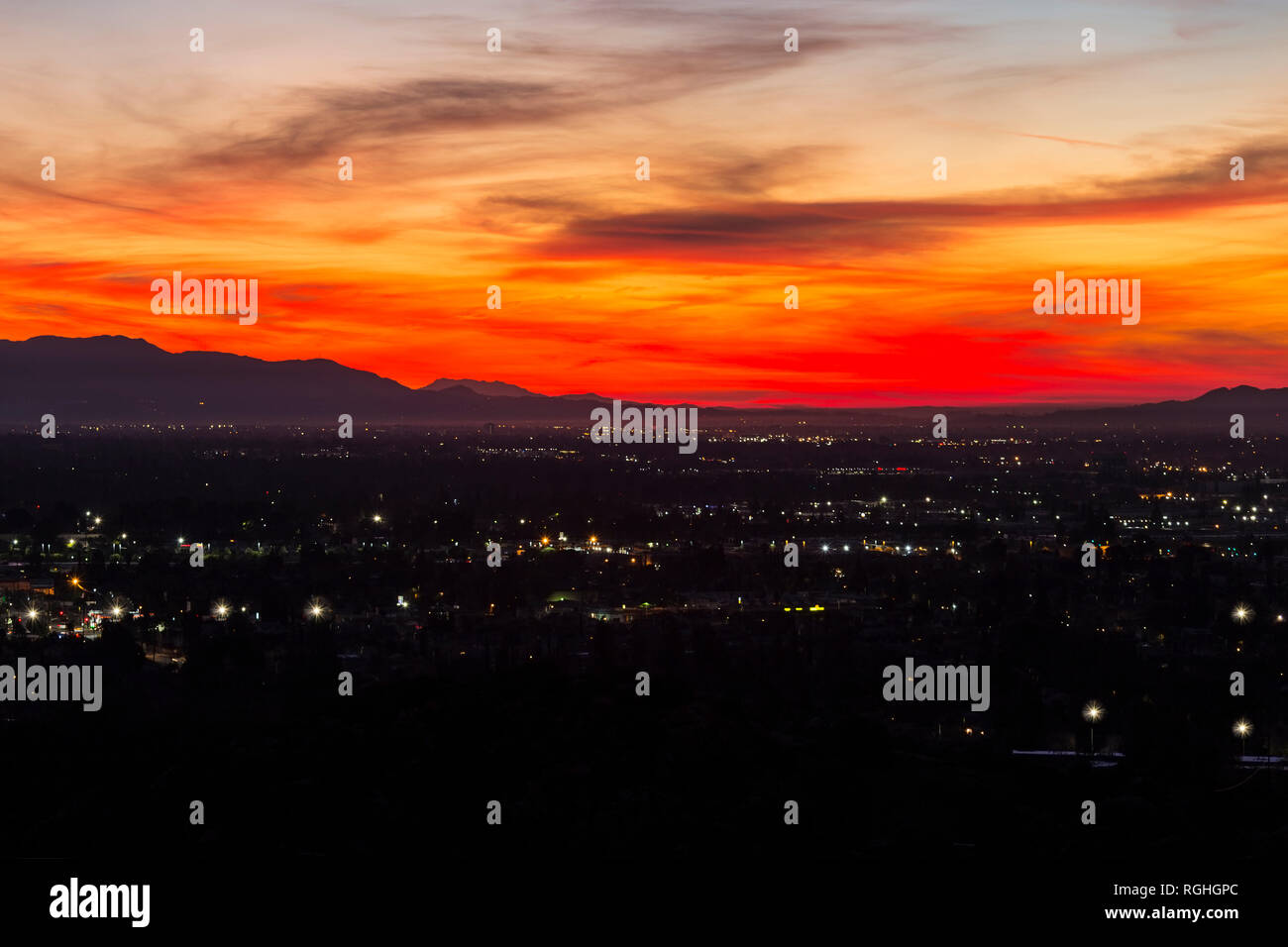 Dramatische predawn Blick auf San Fernando Valley Nachbarschaften und den San Gabriel Mountains in der Stadt Los Angeles, Kalifornien. Stockfoto
