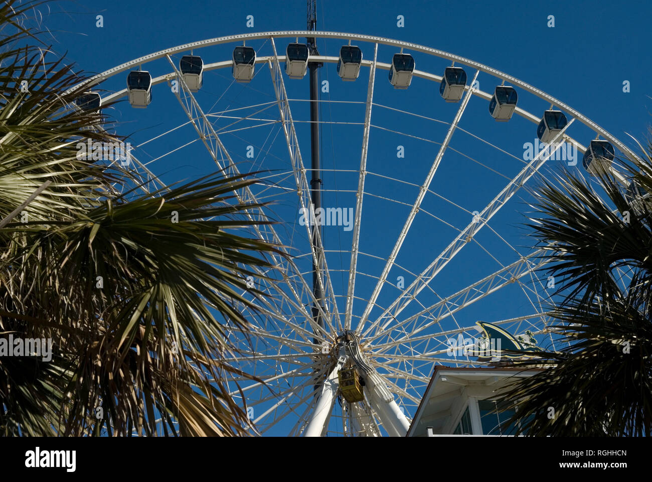 Arbeiter auf Gerüst hängenden führt das Skywheel Wartung in Myrtle Beach, South Carolina USA Stockfoto