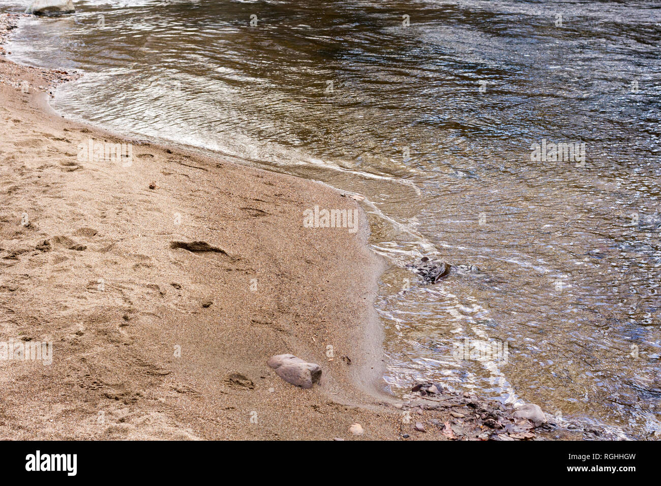 Wasser auf Sand läppen, Großbritannien Stockfoto