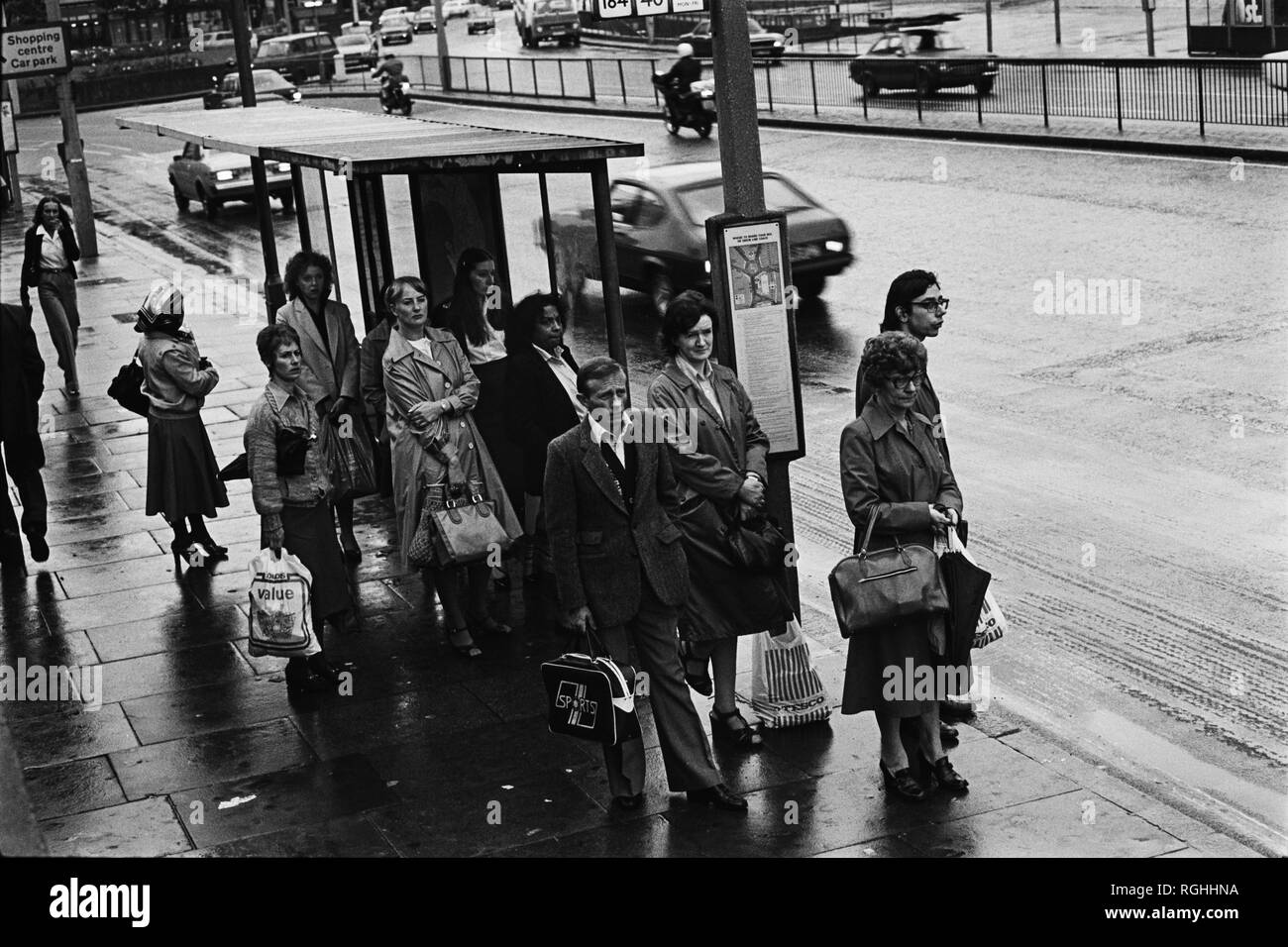 Archiv Bild eines Bus-Warteschlange an einer Bushaltestelle an einem regnerischen Tag in Lambeth, London, England, 1979 Stockfoto