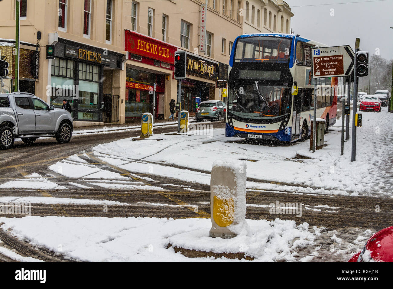 Schnee langsamer Verkehr und ein Bus ist während der "Tier aus dem Osten" auf Torwood St in Torquay, Devon. März 2018. Stockfoto