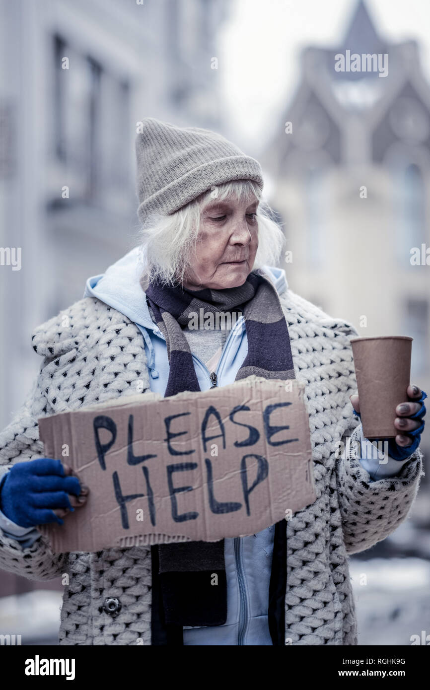 Unglücklich freudlos Frau, die auf der Straße Stockfoto