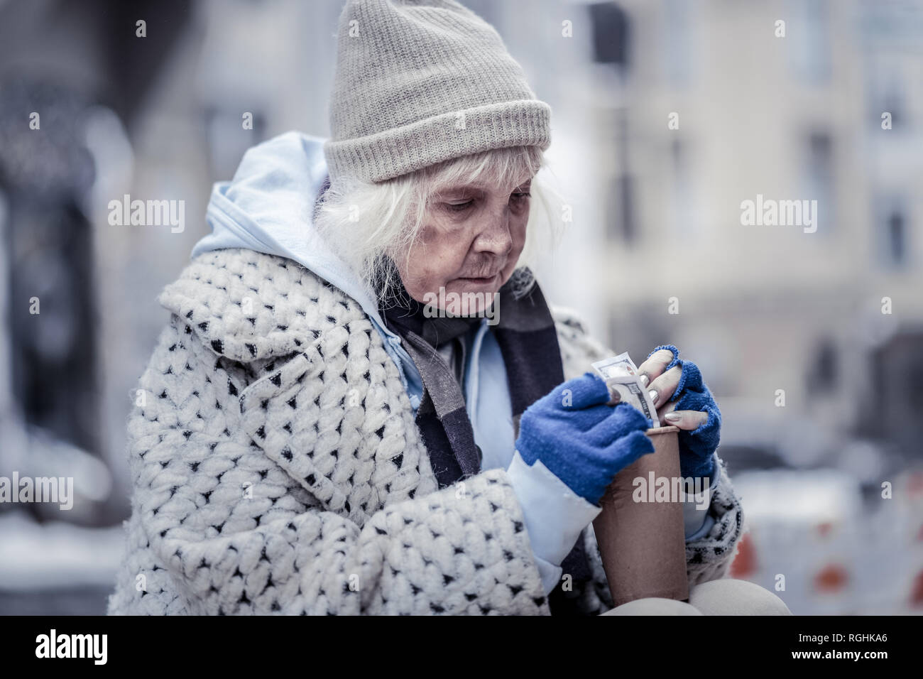 Freudlos arme Frau auf das Geld, sie hat Stockfoto