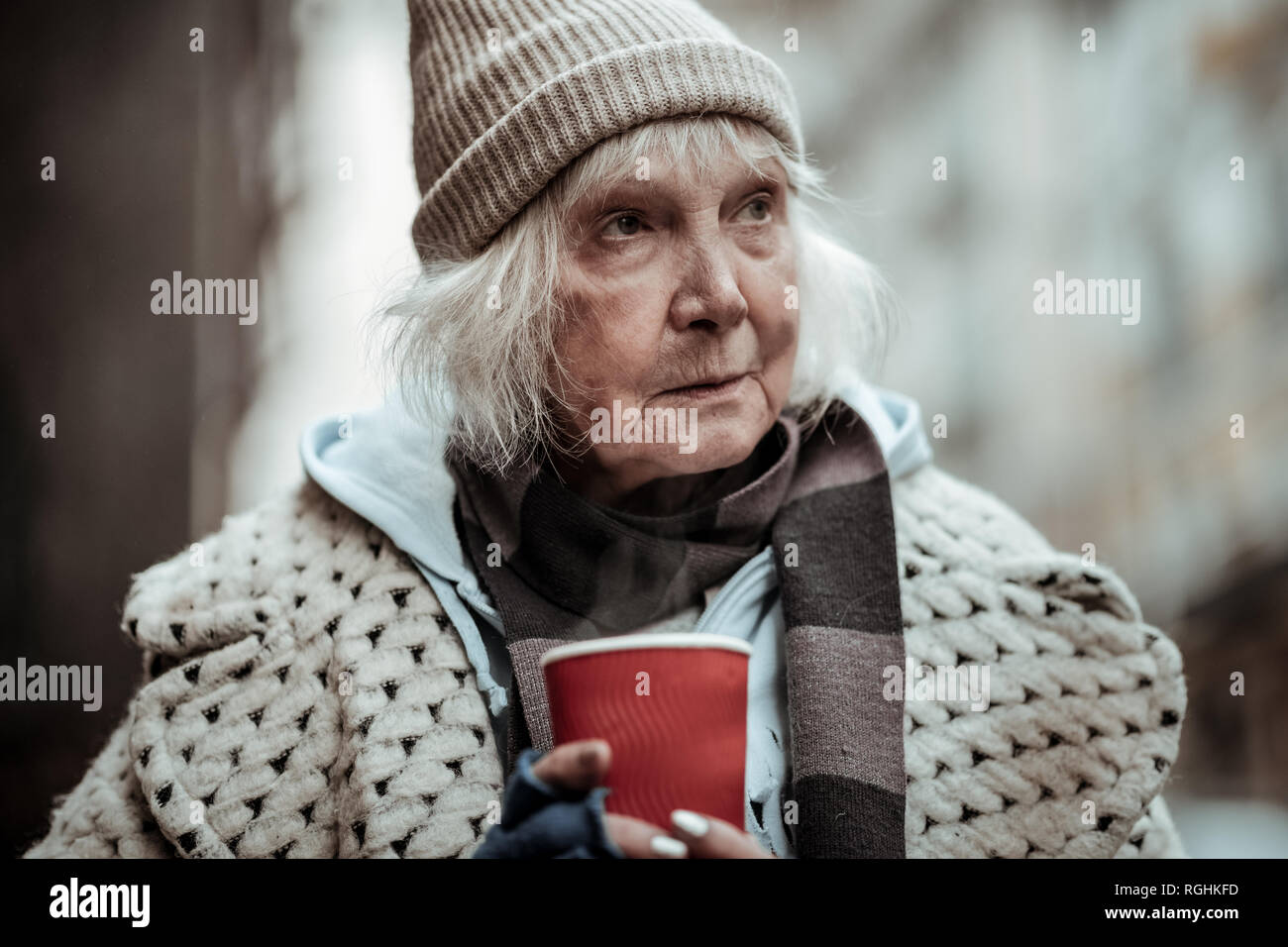 Porträt eines alten traurigen armen Frau Stockfoto