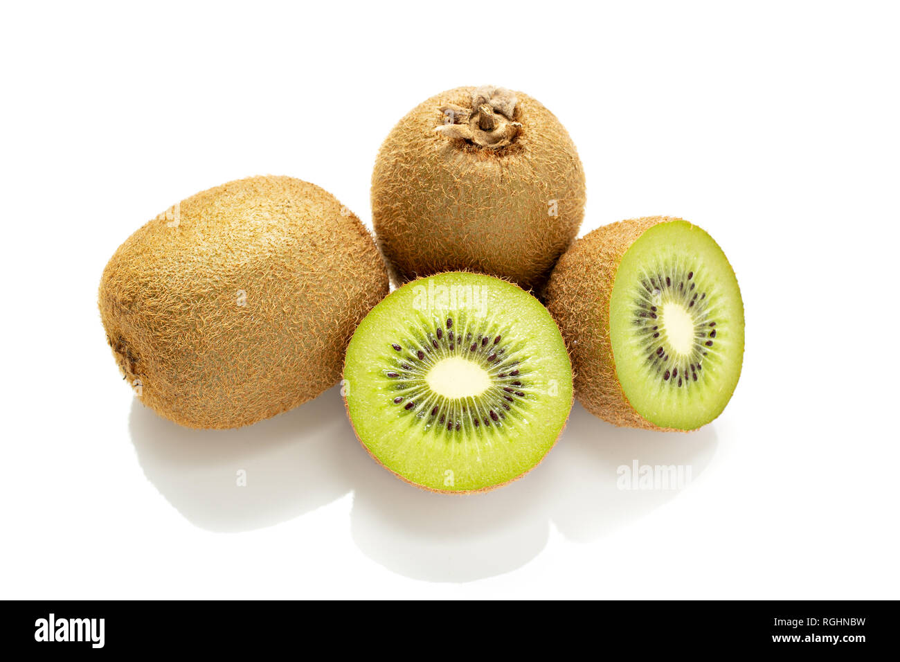 Frische Kiwi auf weißem Hintergrund. Kiwi Actinidia Stockfoto