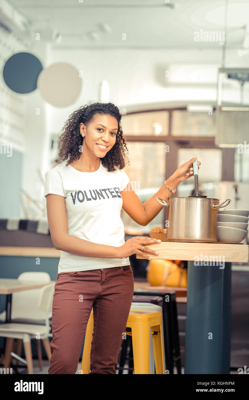 Freudige schöne Frau Menschen helfen, als Freiwilliger Stockfoto
