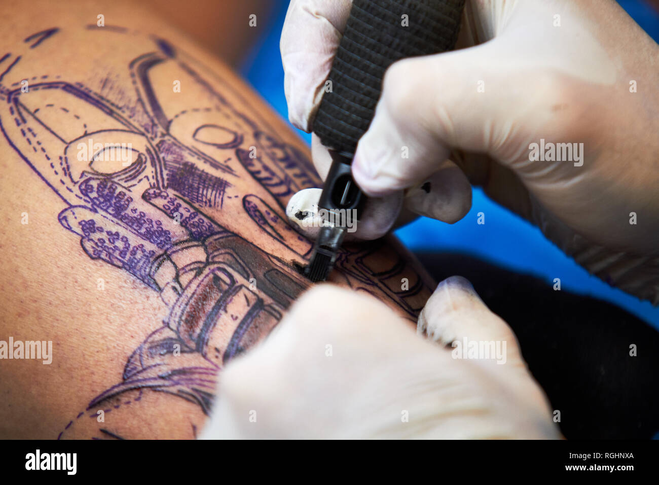 ALICANTE TATTOO MESSE ca. closeup tattoo Artist 2018 arbeiten Stockfoto